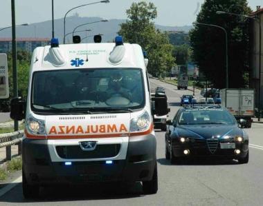 Un mezzo della penitenziaria di scorta a un’ambulanza