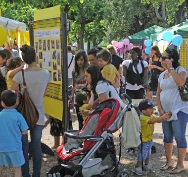 La festa degli asili; sotto uno striscione di protesta 