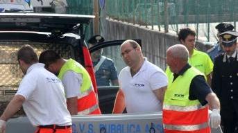 La Svs porta via il corpo del giovane