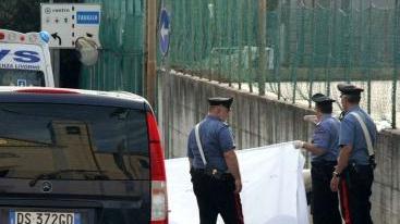 In basso e a destra: i carabinieri effettuano il sopralluogo