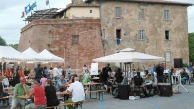 Sopra la festa in piazza del Forte. Sotto la bandiera blu