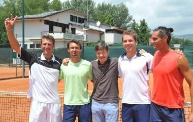 La squadra del Tc Cotti al centro il presidente Brunetti  