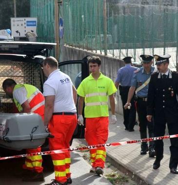 Il corpo del sedicenne viene portato via  