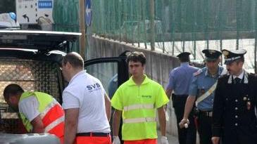 Il corpo del sedicenne viene portato via