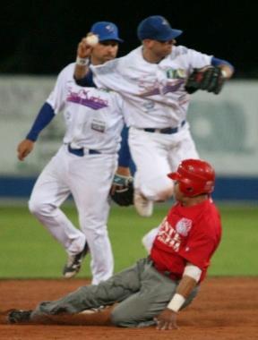 <b>PROTAGONISTI</b>. Linterbase del San Marino Tony Granato e lesterno del Bbc Montepaschi Jhonny Carvajal    