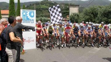 Il sindaco di Montignoso Narciso Buffoni d&agrave; il via al trofeo 