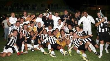 <b>CAMPIONI IN CARICA.</b> La gioia di giocatori e contradaioli della Quercia dopo la vittoria dello scorso anno