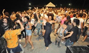 A fianco divertimento al beach party Sotto le miss (con la fascia la vincitrice) e uno show sul lungomare 