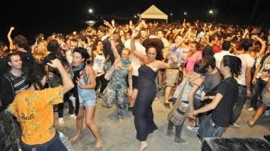 A fianco divertimento al beach party Sotto le miss (con la fascia la vincitrice) e uno show sul lungomare