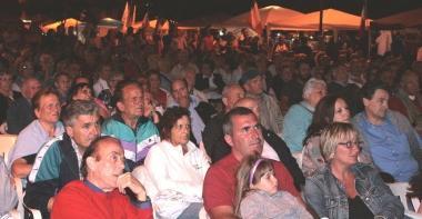 Piazza Garibaldi a Vada affollata in occasione degli spettacoli della Notte blu 