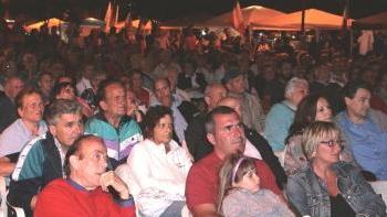 Piazza Garibaldi a Vada affollata in occasione degli spettacoli della Notte blu