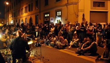Il quartiere della Venezia affollato fino a notte fonda: pieni i ristoranti, applausi per gli spettacoli musicali in strada e tantissima gente a spasso lungo i fossi senza rinunciare allo shopping   