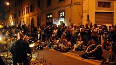 Il quartiere della Venezia affollato fino a notte fonda: pieni i ristoranti, applausi per gli spettacoli musicali in strada e tantissima gente a spasso lungo i fossi senza rinunciare allo shopping