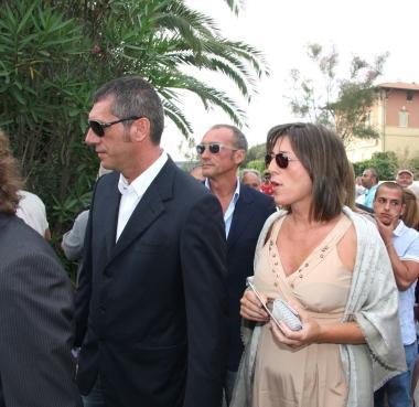 A destra parte della folla in attesa fuori del Twiga Sotto Buffon lascia la festa per andare a salutare fans e curiosi che lo osannano fuori sul lungomare 