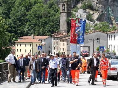 Il corteo con alle spalle il paese di Cardoso. Sotto: Gabrielli col presidente Baccelli 