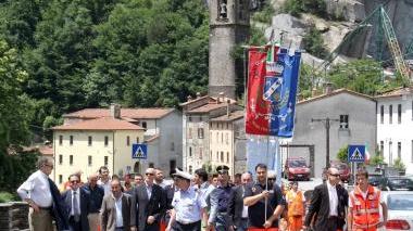 Il corteo con alle spalle il paese di Cardoso. Sotto: Gabrielli col presidente Baccelli