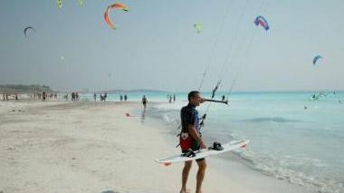 Surf, windsurf, kitesurf e ora anche sup (tavola con pagaia) alle Spiagge bianche
