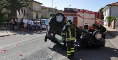 I vigili del fuoco e la Panda cappottata