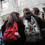 Studenti all'esterno <br />di una scuola romana