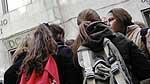 Studenti all'esterno <br />di una scuola romana