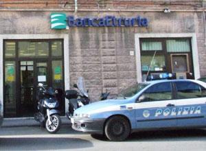 Rapina in banca con il trincetto, bottino 15mila euro