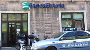 Rapina in banca con il trincetto, bottino 15mila euro