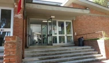 Devastata per la terza volta in un mese la scuola media di San Piero