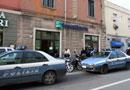 Armati di trincetto rapinano una banca