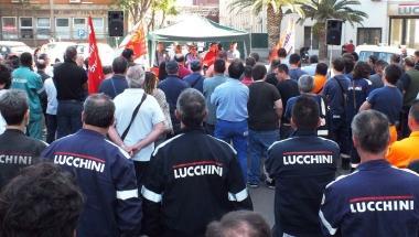 Il piazzale della Lucchini pieno di operai 