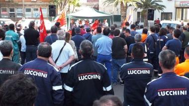 Il piazzale della Lucchini pieno di operai