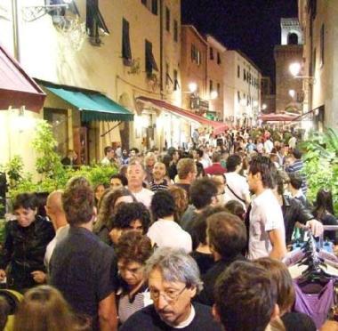 Folla in centro storico nella scorsa edizione del Solstizio destate 