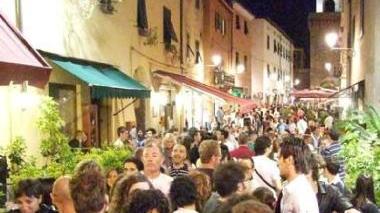 Folla in centro storico nella scorsa edizione del Solstizio d’estate