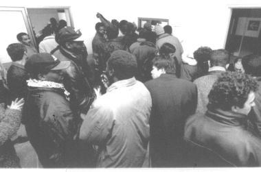 Stranieri in fila per le pratiche di soggiorno    