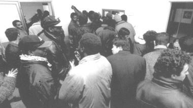 Stranieri in fila per le pratiche di soggiorno