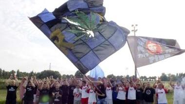 Alcune squadre partecipanti al Mau Ovunque in una foto di gruppo