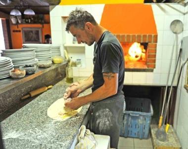 Stefano alla preparazione delle pizze 
