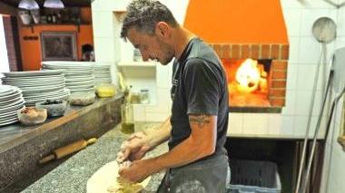 Stefano alla preparazione delle pizze