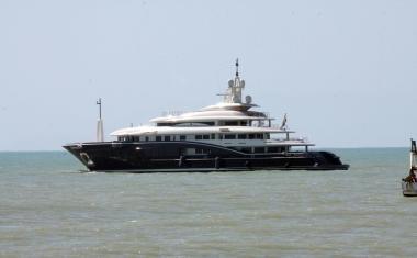 Il grande yacht bloccato davanti al porto di Viareggio 