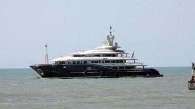 Il grande yacht bloccato davanti al porto di Viareggio