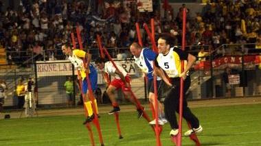<b>PALIO RIONI.</b> La gara sui trampoli