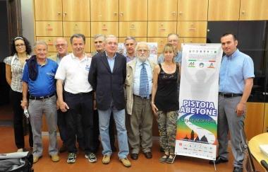 Foto di gruppo per la 36&ordf; edizione della Pistoia-Abetone 