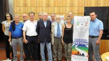 Foto di gruppo per la 36ª edizione della Pistoia-Abetone