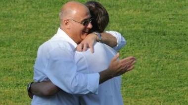Umberto Aringhieri (a sinistra) mentre abbraccia mister Marco Masi