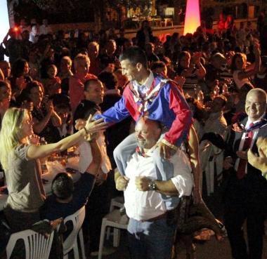 A destra il fantino Simone Mereu parla dal palco sotto mentre viene portato in trionfo in piazza Boncristiani  