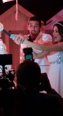 Alena e Gigi tagliano la torta degli sposi