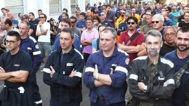 L’intervento del sindaco Gianni Anselmi; gli operai che ascoltano; l’onorevole Silvia Velo; Vincenzo Renda (Uilm) e Giuseppe Bartoletti (Cgil)