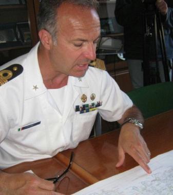 Il comandante Catino illustra la mappa delle coste elbane 