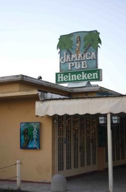 <strong>JAMAICA PUB.</strong> Il locale sul lungomare di Marina torna all’asta a 1 milione e 490mila euro con un ribasso di quasi mezzo milione di euro: si potrà pagare anche a rate