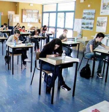 Studenti dellItc alla maturit&agrave; in una foto darchivio 