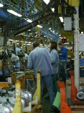 Operai della Piaggio al lavoro 